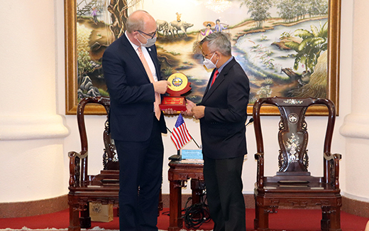 Chủ tịch UBND tỉnh Đồng Nai Cao Tiến Dũng tặng quà lưu niệm cho ông Robert Greenan, Quyền Tổng Lãnh sự Hoa Kỳ tại TP.HCM