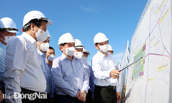 Phó thủ tướng Lê Văn Thành nghe lãnh đạo Bộ GT-VT báo cáo tiến độ thực hiện dự án sân bay Long Thành
