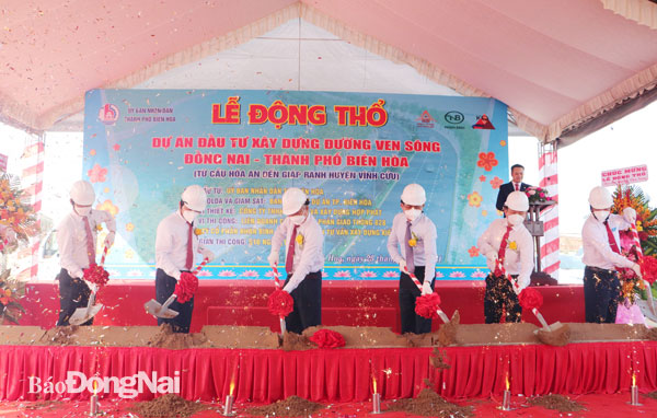 Lãnh đạo tỉnh và các đại biểu thực hiện nghi thức động thổ dự án Đường ven sông Đồng Nai, đoạn từ cầu Hóa An đến giáp ranh H.Vĩnh Cửu.
